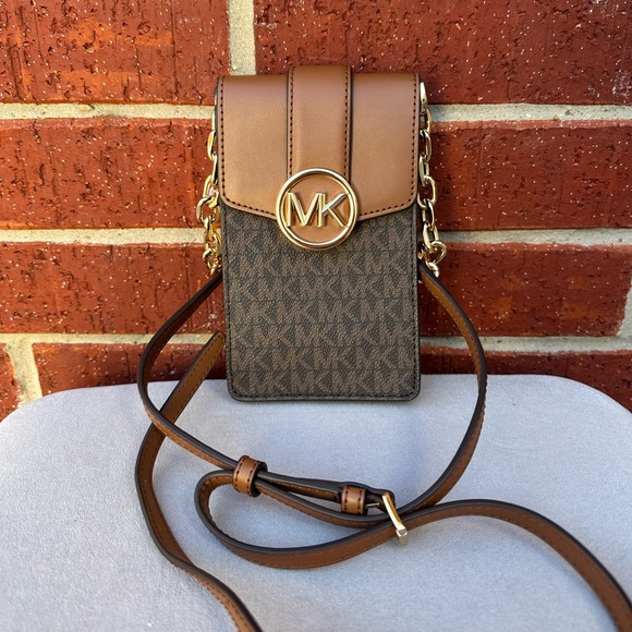 Michael Kors crossbody phone case - Picture 1 of 8